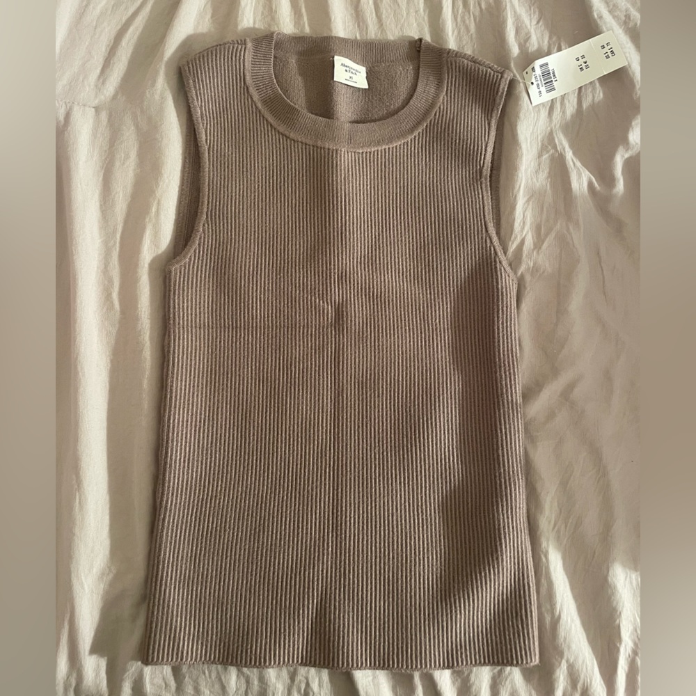 NWT never worn ribbed vest style sweater